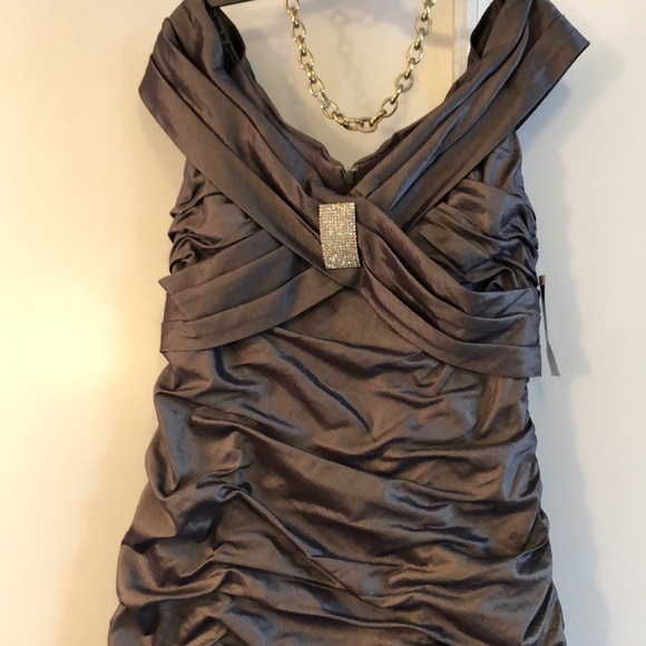 ❤️‍🔥CACHET Evening Gown off the shoulders with sparkling rhinestone accent.SZ16 - Picture 6 of 8